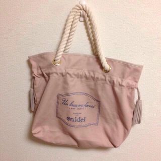 スナイデル(SNIDEL)のsnidel ロゴプリントバッグ(トートバッグ)