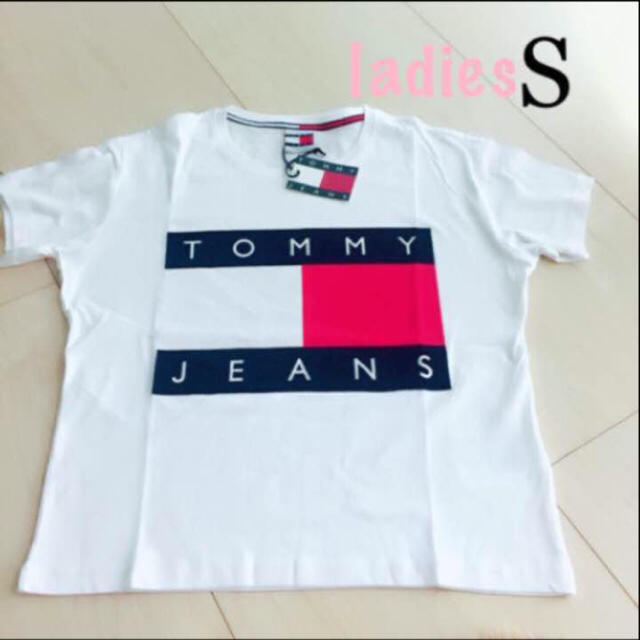 TOMMY HILFIGER(トミーヒルフィガー)の新品未使用 tommy jeans 90sロゴ入りTシャツ 白S レディースのトップス(Tシャツ(半袖/袖なし))の商品写真