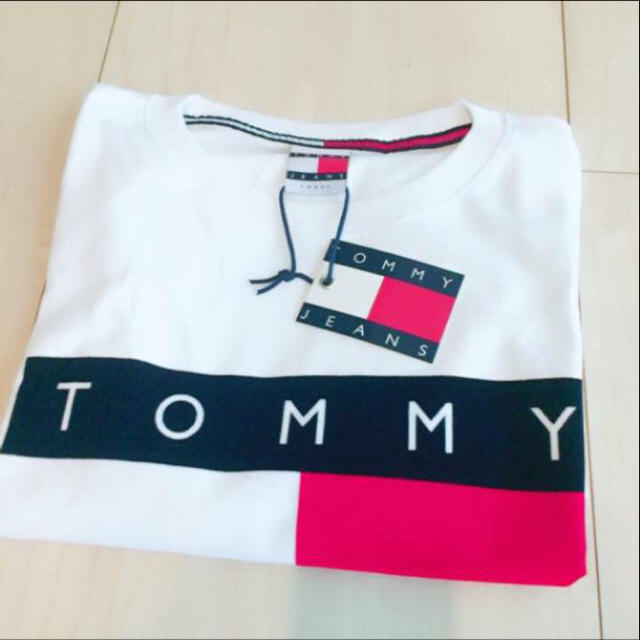 TOMMY HILFIGER(トミーヒルフィガー)の新品未使用 tommy jeans 90sロゴ入りTシャツ 白S レディースのトップス(Tシャツ(半袖/袖なし))の商品写真