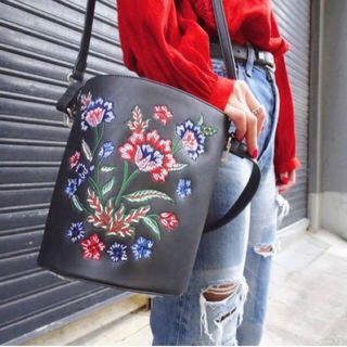 マウジー(moussy)のmoussy embroidery bucket bag マウジー 刺繍 sly(ハンドバッグ)