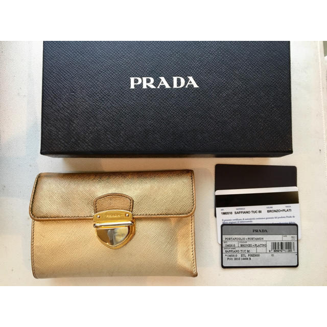 PRADA(プラダ)の格安プラダゴールドメタルブロンズ三つ折り財布 レディースのファッション小物(財布)の商品写真