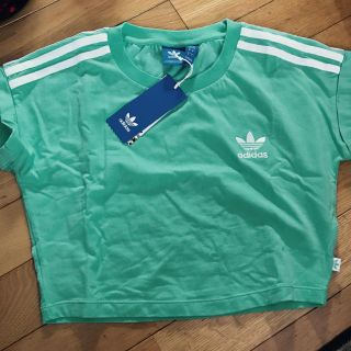 アディダス(adidas)のアディダスオリジナルス ショート丈トップス(Tシャツ(半袖/袖なし))