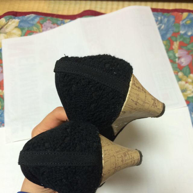 ブラック  ポンポン付きのパンプス レディースの靴/シューズ(ハイヒール/パンプス)の商品写真