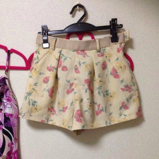 ミスティウーマン(mysty woman)のミスティー 花柄ショートパンツ(ショートパンツ)