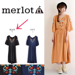 メルロー(merlot)のメルロー 花刺繍ウエストマークワンピース ブラック(ロングワンピース/マキシワンピース)