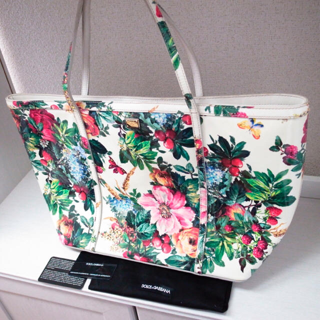 DOLCE&GABBANA(ドルチェアンドガッバーナ)の正規品♡美品♡ドルガバ トートバッグ 花柄 エナメル 白 D&G 財布 小物 レディースのバッグ(トートバッグ)の商品写真