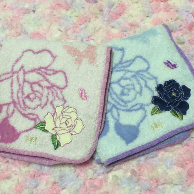 HANAE MORI(ハナエモリ)のハナエモリ・森英恵タオルハンカチ 薔薇刺繍 同柄2色セット 未使用新品 レディースのファッション小物(ハンカチ)の商品写真