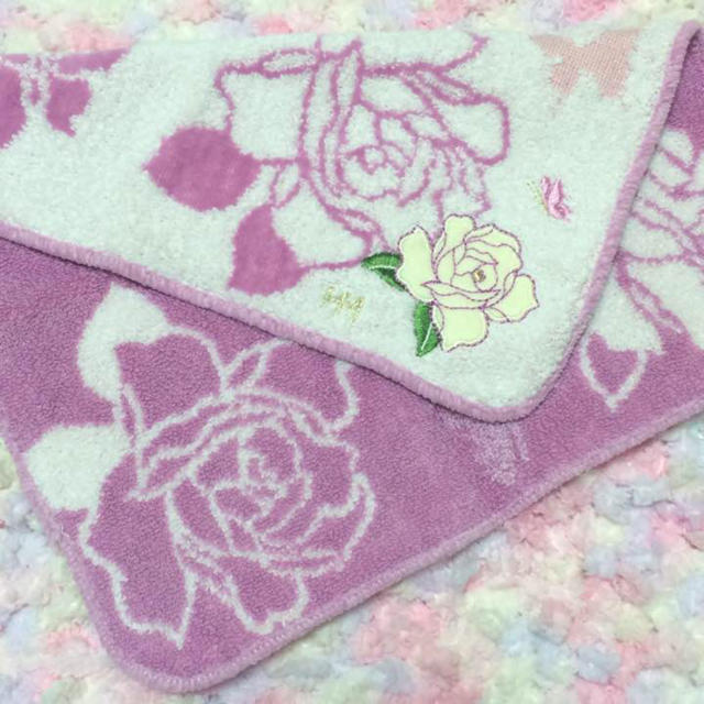 HANAE MORI(ハナエモリ)のハナエモリ・森英恵タオルハンカチ 薔薇刺繍 同柄2色セット 未使用新品 レディースのファッション小物(ハンカチ)の商品写真