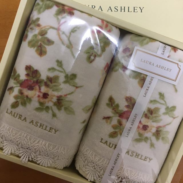 LAURA ASHLEY(ローラアシュレイ)のLAURA ASHLEYタオルギフト インテリア/住まい/日用品の日用品/生活雑貨/旅行(タオル/バス用品)の商品写真