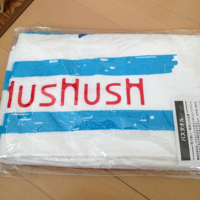 HusHush(ハッシュアッシュ)のHUSHUSH  ノベルティバスタオル レディースのファッション小物(ハンカチ)の商品写真