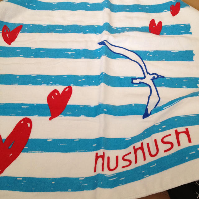HusHush(ハッシュアッシュ)のHUSHUSH  ノベルティバスタオル レディースのファッション小物(ハンカチ)の商品写真