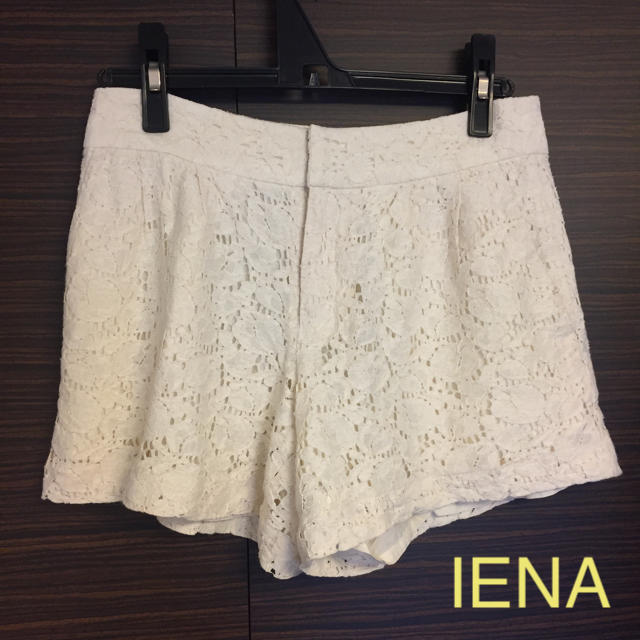 IENA(イエナ)のIENA レース 白 生成 ショートパンツ レディースのパンツ(ショートパンツ)の商品写真