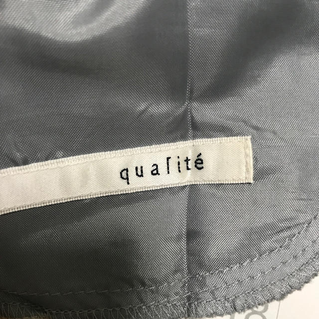 qualite(カリテ)のカリテのピンストライプ九分丈パンツ レディースのパンツ(クロップドパンツ)の商品写真