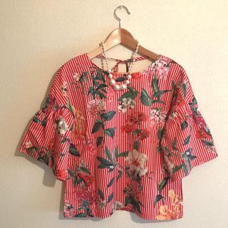 ザラ(ZARA)の【新品】ZARA風★花柄トップス(シャツ/ブラウス(半袖/袖なし))