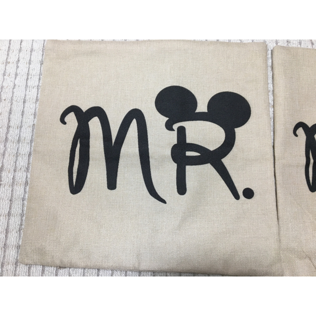 【お値下げ】【美品】クッションカバー ディズニー Mr. Mrs. セット ハンドメイドのウェディング(その他)の商品写真