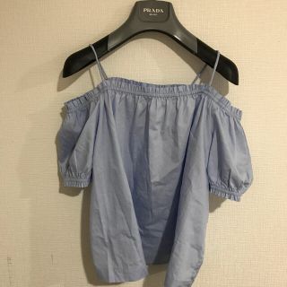 ザラ(ZARA)のH&Mオフショルブラウス 水色シャツキャミ(カットソー(半袖/袖なし))