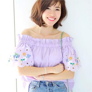 チェスティ(Chesty)のchesty チェスティ エンブロイダリー オフショルダー トップス 美香着用(シャツ/ブラウス(長袖/七分))