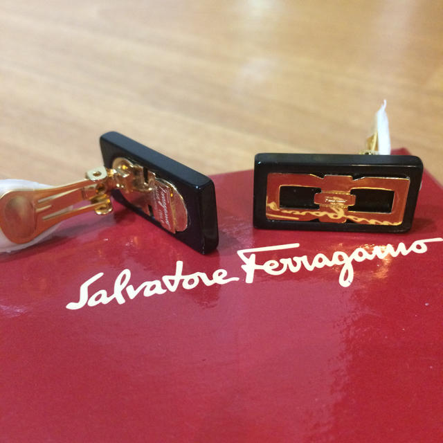 Salvatore Ferragamo(サルヴァトーレフェラガモ)のフェラガモのイヤリング レディースのアクセサリー(イヤリング)の商品写真