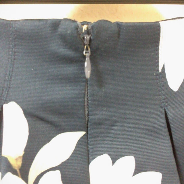 titty&co(ティティアンドコー)の【なつみん様専用】titty&co 花柄 スカート  肩リボンブラウス レディースのスカート(ミニスカート)の商品写真
