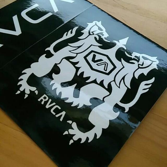 RVCA(ルーカ)の人気サーフ&スケートアパレル RVCA (ルーカ) 黒/白ステッカー ２種類 スポーツ/アウトドアのスポーツ/アウトドア その他(サーフィン)の商品写真