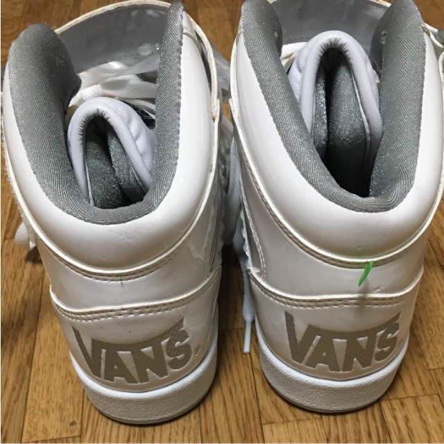 VANS(ヴァンズ)の未使用 vans エナメル ハイカットスニーカー スタッズ レディースの靴/シューズ(スニーカー)の商品写真