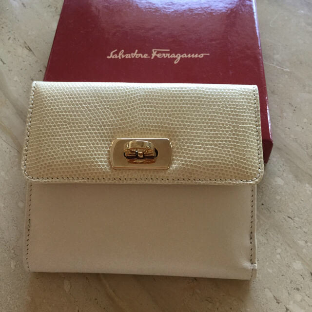 Salvatore Ferragamo(サルヴァトーレフェラガモ)のサルヴァトーレ フェラガモ  二つ折り財布 レディースのファッション小物(財布)の商品写真