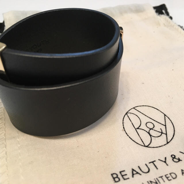 BEAUTY&YOUTH UNITED ARROWS(ビューティアンドユースユナイテッドアローズ)の定価5,940円 ビューティー&ユース レザーブレスレット ブラック レディースのアクセサリー(ブレスレット/バングル)の商品写真