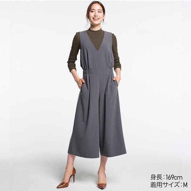 UNIQLO(ユニクロ)の【yuki3813様専用】ユニクロ Vネックサロペット M／ ダークグレー 新品 レディースのパンツ(サロペット/オーバーオール)の商品写真