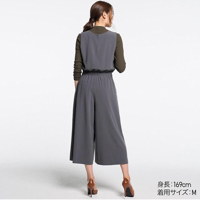 UNIQLO(ユニクロ)の【yuki3813様専用】ユニクロ Vネックサロペット M／ ダークグレー 新品 レディースのパンツ(サロペット/オーバーオール)の商品写真