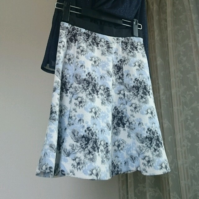 Apuweiser-riche(アプワイザーリッシェ)のアプワイザーリッシェ水色系ローズ柄ミニスカート レディースのスカート(ミニスカート)の商品写真