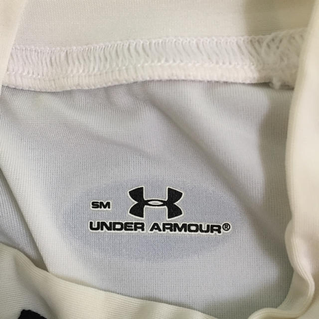 UNDER ARMOUR(アンダーアーマー)のUNDER AROURインナーシャツ スポーツ/アウトドアのゴルフ(ウエア)の商品写真