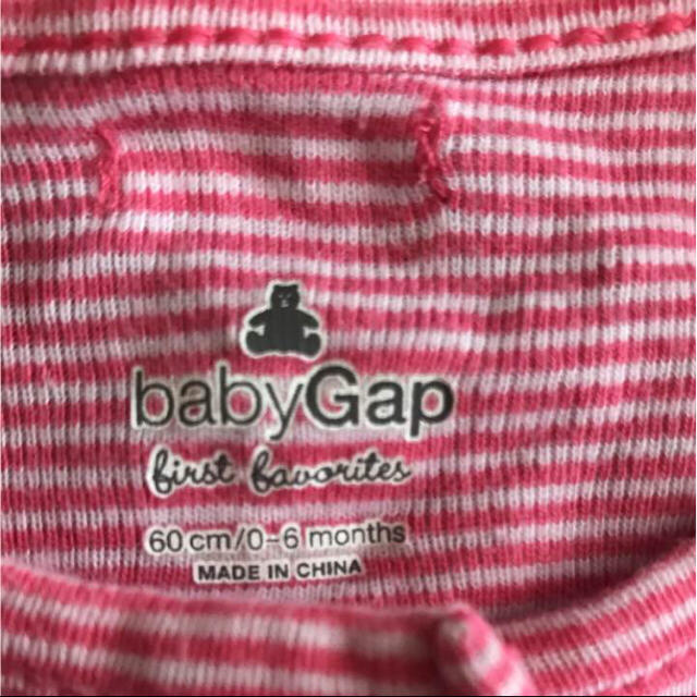 babyGAP(ベビーギャップ)の【美品】60babygap レッドボーダーフリルロンパース キッズ/ベビー/マタニティのベビー服(~85cm)(ロンパース)の商品写真