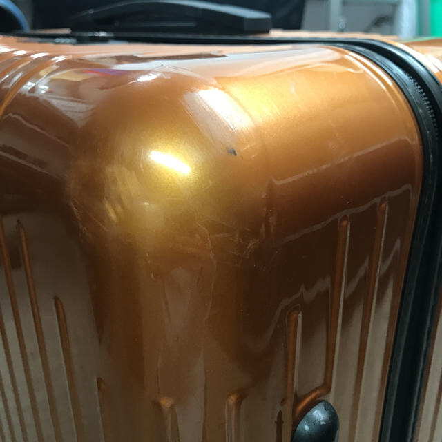 RIMOWA(リモワ)の中古リモワサルサエアーインカゴールド91リッター送料無料 レディースのバッグ(スーツケース/キャリーバッグ)の商品写真