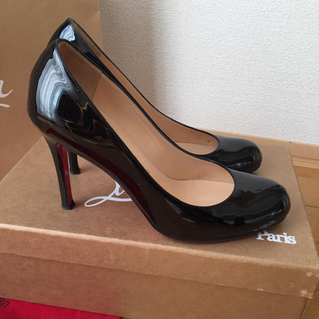 Christian Louboutin(クリスチャンルブタン)の【専用】クリスチャンルブタン エナメルパンプス黒 35.5 レディースの靴/シューズ(ハイヒール/パンプス)の商品写真