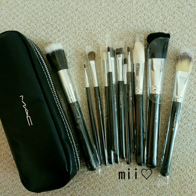 MAC(マック)の限定SALE♡MACメイクブラシアップセット♡専用ポーチ付♡12本♡アウトレット コスメ/美容のキット/セット(コフレ/メイクアップセット)の商品写真