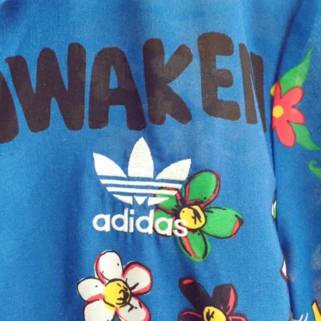 adidas(アディダス)の【新品】adidas×PHARRELLコラボシャツ☆Sサイズ メンズのトップス(Tシャツ/カットソー(半袖/袖なし))の商品写真