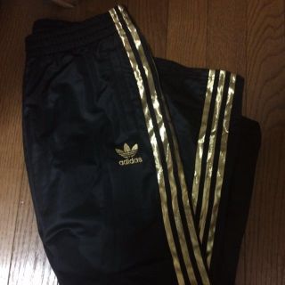 アディダス(adidas)のadidasジャージ(下)(カジュアルパンツ)