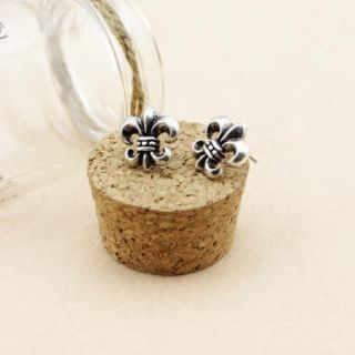 ☆ 新品 ピアス クロムハーツ クロス ユリの花 シルバー BIGBAN 三(ピアス(両耳用))