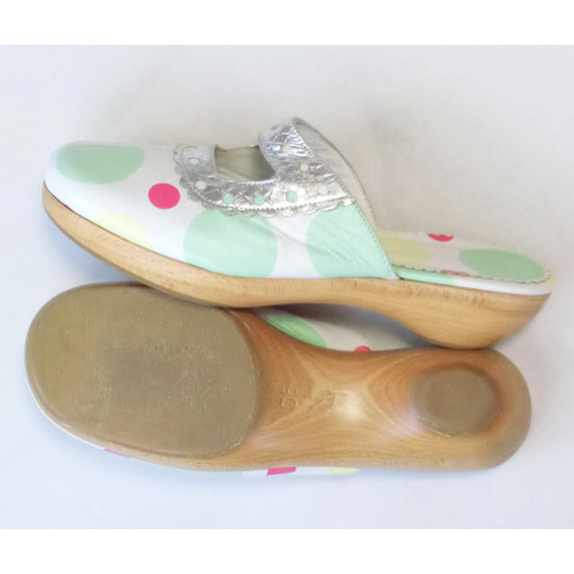 Marni(マルニ)のMARNIマルニ　白にカラフルな水玉とシルバーのサボ36 レディースの靴/シューズ(サンダル)の商品写真