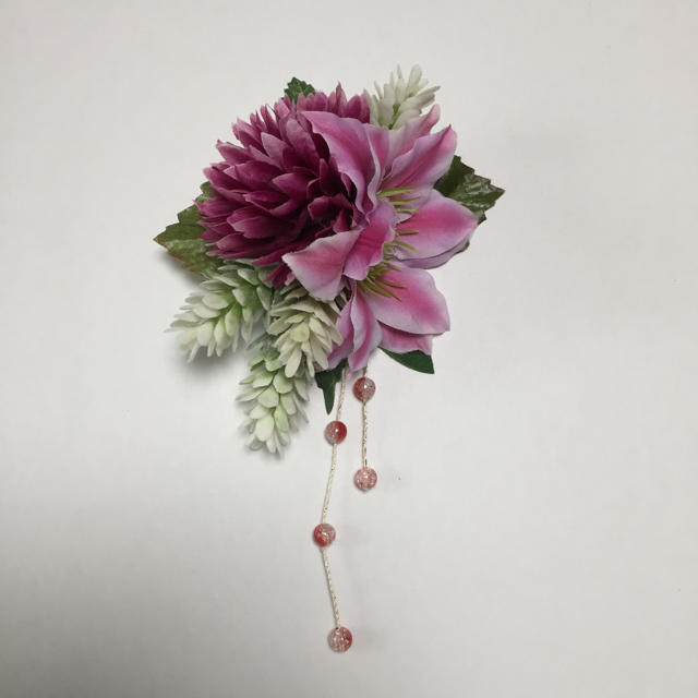 ハンドメイド❁︎お花の髪飾りﾟ･*:.｡❁ コサージュ ハンドメイドのアクセサリー(ヘアアクセサリー)の商品写真