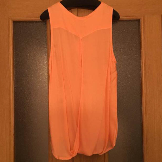 ay3様用 ベラダール 後ろ開き オレンジ ノースリーブシャツ レディースのトップス(シャツ/ブラウス(半袖/袖なし))の商品写真