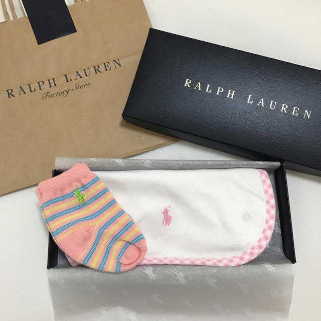 Ralph Lauren(ラルフローレン)のギフトBOX♡新品 クロススタイ/ホワイト & 靴下 セット キッズ/ベビー/マタニティのこども用ファッション小物(ベビースタイ/よだれかけ)の商品写真