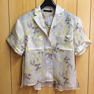 ダブルクローゼット(w closet)の新品タグ付き✨w closet  白柄シャツ(シャツ/ブラウス(半袖/袖なし))