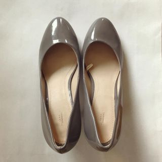 ザラ(ZARA)のZARA エナメル グレー パンプス 37(ハイヒール/パンプス)