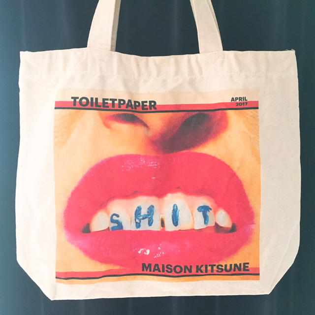 MAISON KITSUNE'(メゾンキツネ)のMAISON KITSUNE × TOILETPAPER トートバッグ メンズのバッグ(トートバッグ)の商品写真