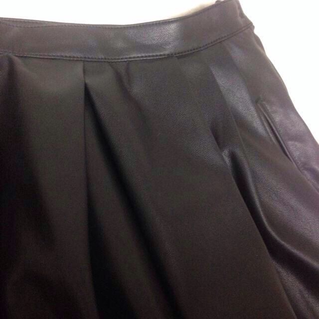 TOMORROWLAND(トゥモローランド)のフェイクレザースカート レディースのスカート(ひざ丈スカート)の商品写真