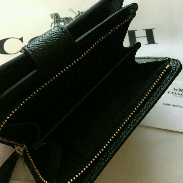 COACH(コーチ)の【新品 本日限定価格】COACH (コーチ) ブラック レザー二つ折り財布 レディースのファッション小物(財布)の商品写真