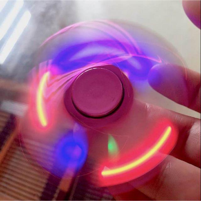 ハンドスピナー 光るハンドスピナー LED 指スピ新品未使用 ピンク エンタメ/ホビーのおもちゃ/ぬいぐるみ(その他)の商品写真