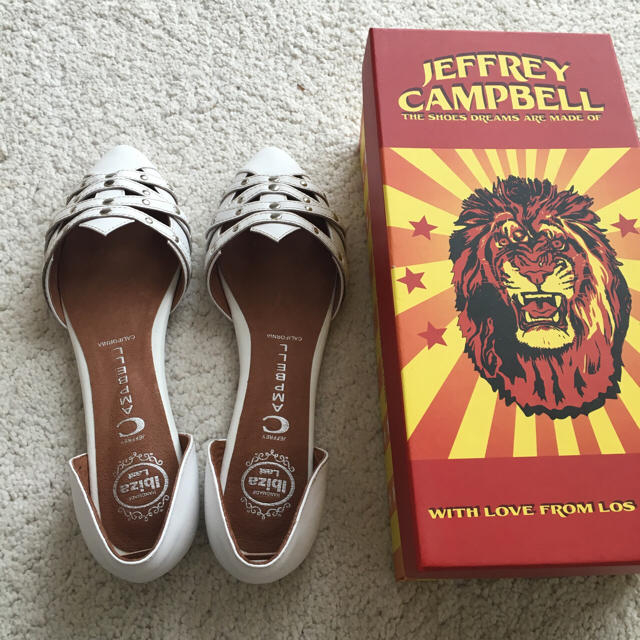 JEFFREY CAMPBELL(ジェフリーキャンベル)のジェフリーキャンベル フラットパンプス  新品未使用  39 白 レディースの靴/シューズ(ハイヒール/パンプス)の商品写真