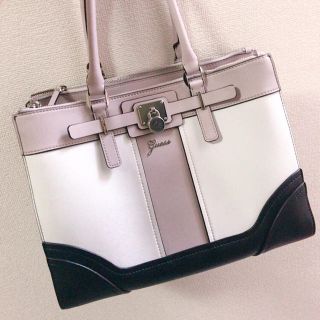 ゲス(GUESS)のGUESS バイカラートートバッグ(トートバッグ)